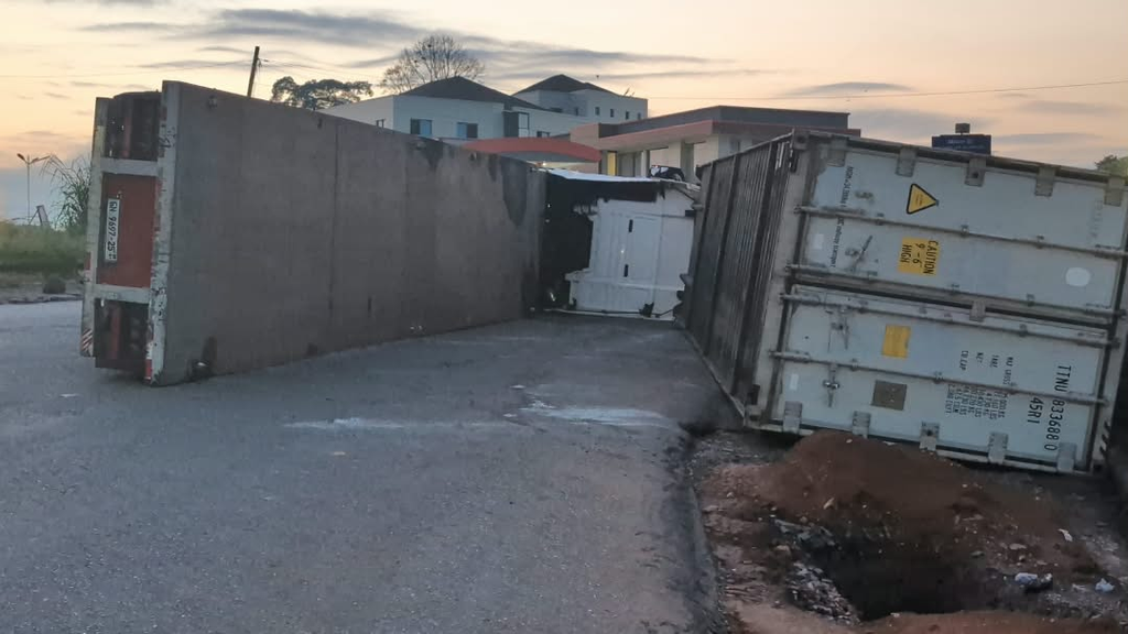 Cabbage-laden trailer overturns at Ahodwo Roundabout in Kumasi; driver injured