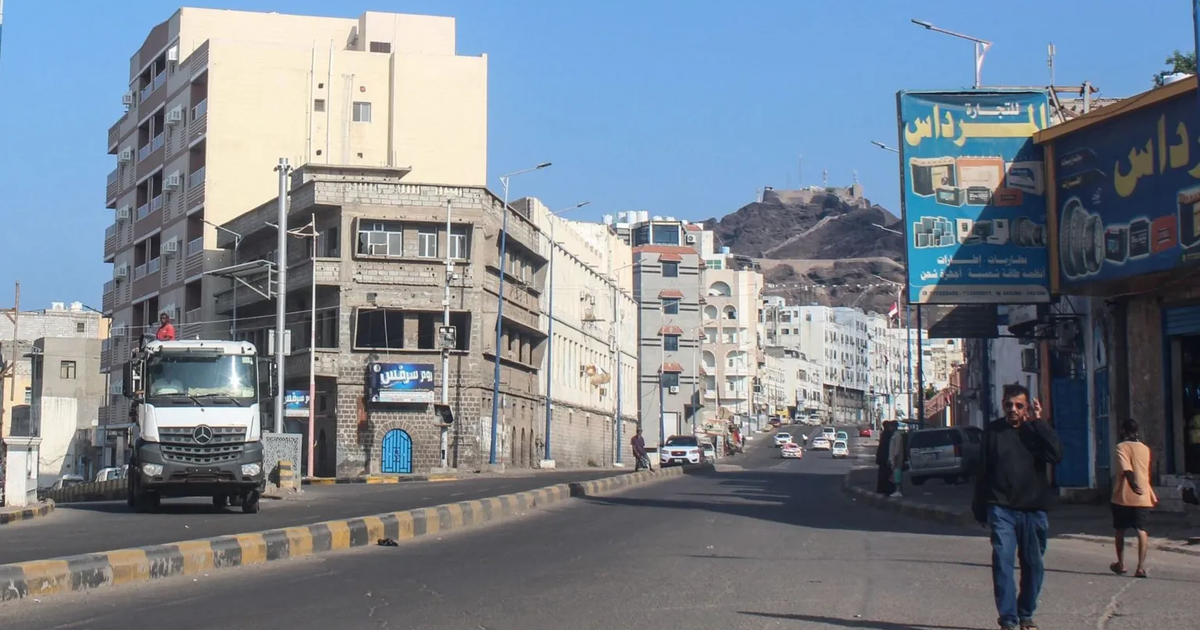 Houthi missiles strike Yemen's seat of government; two killed in Aden palace attack