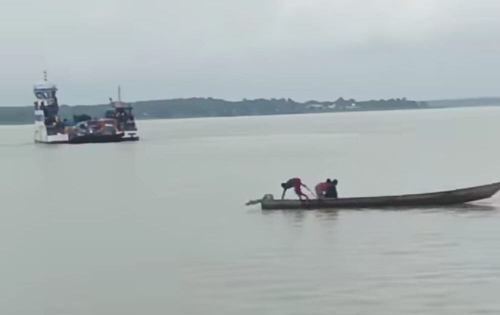 Volta Lake Drama: Man Rescued After Reckless Swim to Catch Missed Pontoon at Kete Krachi