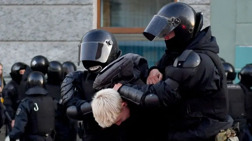 Anti-war Russians fleeing Putin face deportation from West, raising human rights concerns